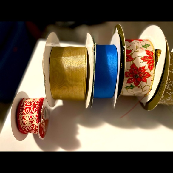 12 spindles of high quality ribbon & pre made bows - Picture 6 of 16